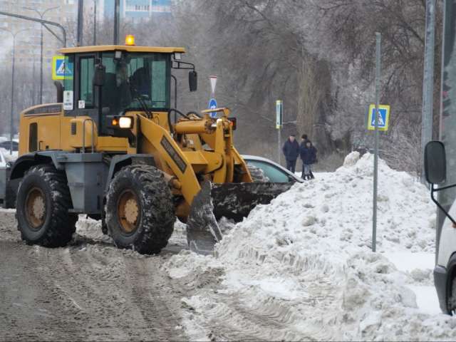 На уборку снега минувшей ночью в Оренбурге вышли более ста единиц спецтехники 