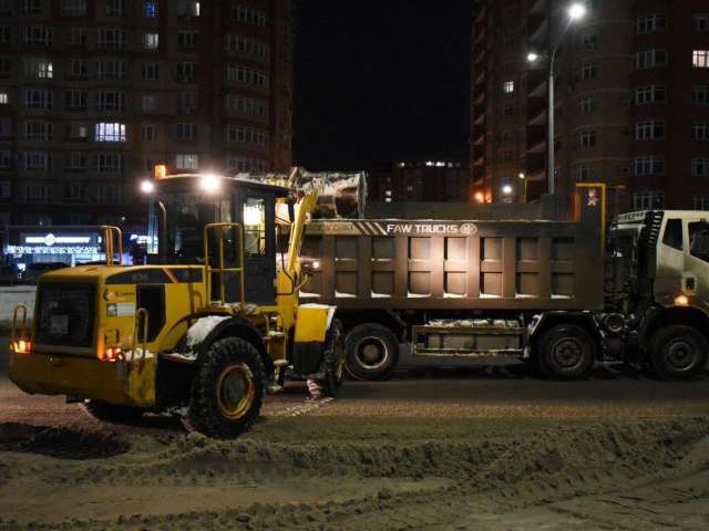 В Оренбурге ночью вывозили снег