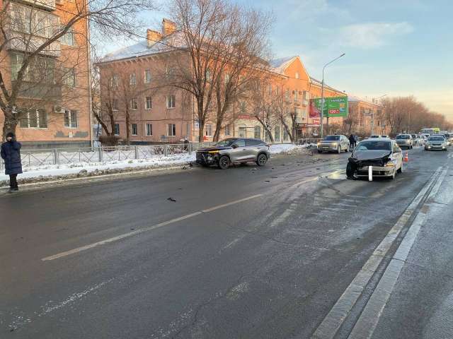В Оренбурге на Братьев Коростелевых столкнулись две иномарки: есть пострадавшая