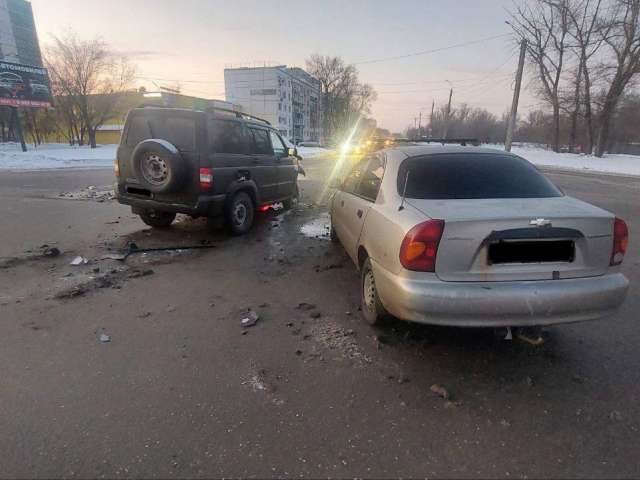 В Оренбурге на перекрестке не разъехались два автомобиля