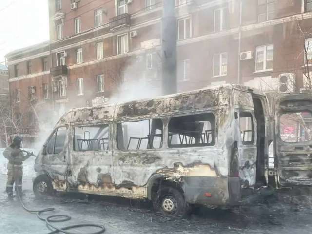 В центре Орска сгорела маршрутка – возбуждено уголовное дело