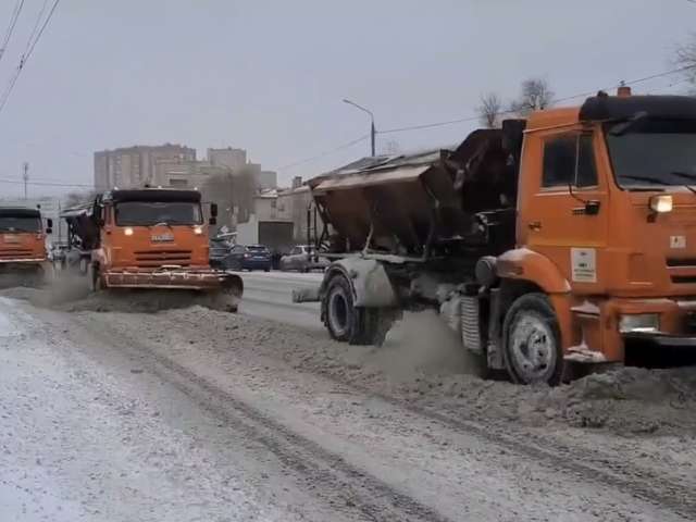Оренбург накрыл снегопад: коммунальные службы работают в усиленном режиме