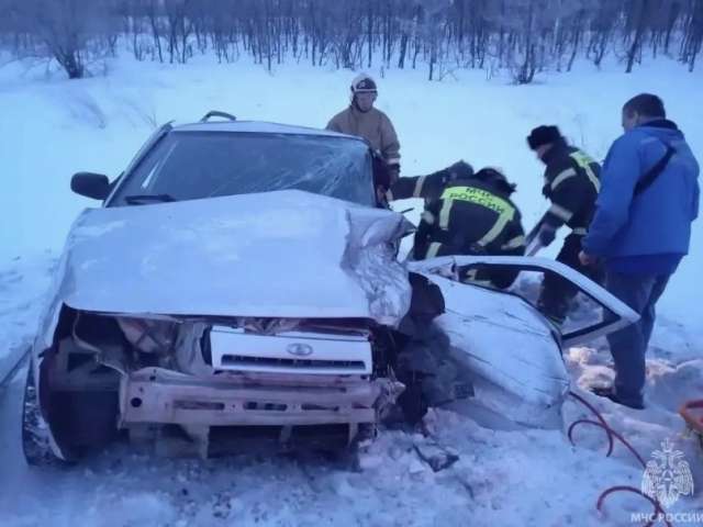 В Оренбуржье водителя «Лады» зажало внутри салона после ДТП