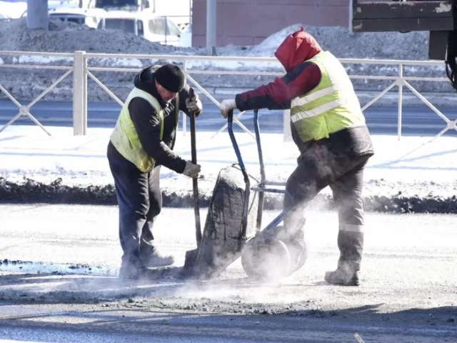В Оренбурге продолжается ямочный ремонт дорог 