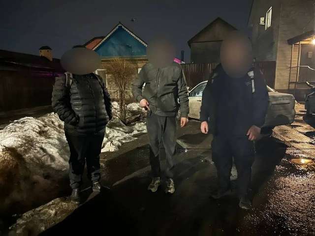На улице Красногорской в Оренбурге задержали молодого человека с наркотиками