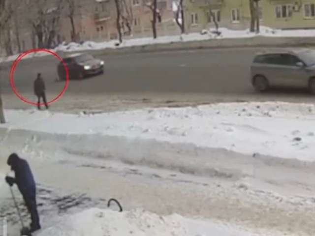 В Оренбурге мужчина лишился денег из‑за случайной потери визитницы