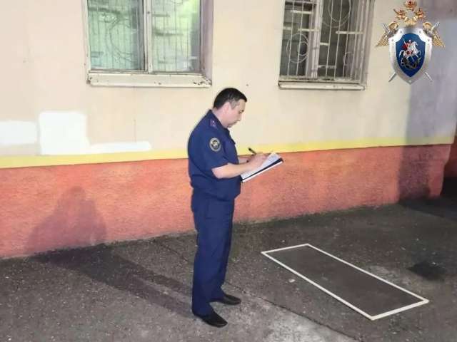  В Оренбурге из окна девятого этажа многоквартирного дома выпал малолетний ребенок. Малыш погиб