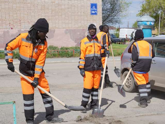  Рабочие из Сенегала приступили к уборке улиц Оренбурга