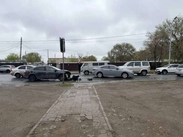 В Оренбурге на ул. Шевченко столкнулись три автомобиля, пострадала пешеход