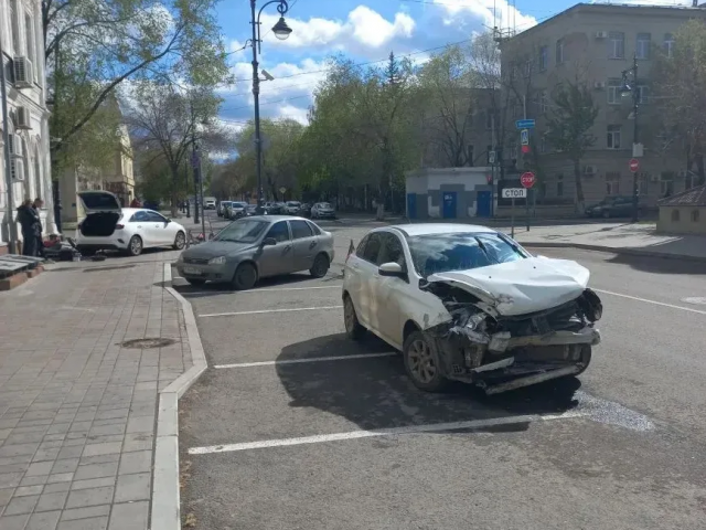 В Оренбурге водитель «Киа» проигнорировал светофор и устроил аварию