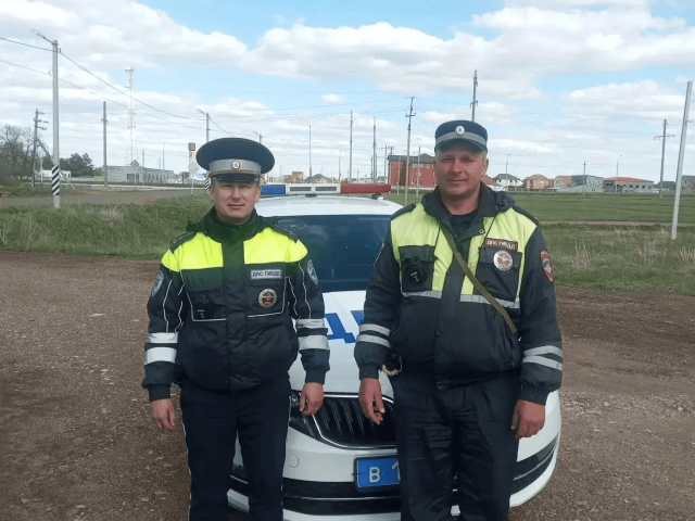 В Оренбуржье инспекторы ДПС помогли водителю, получившему травму при ремонте автомобиля