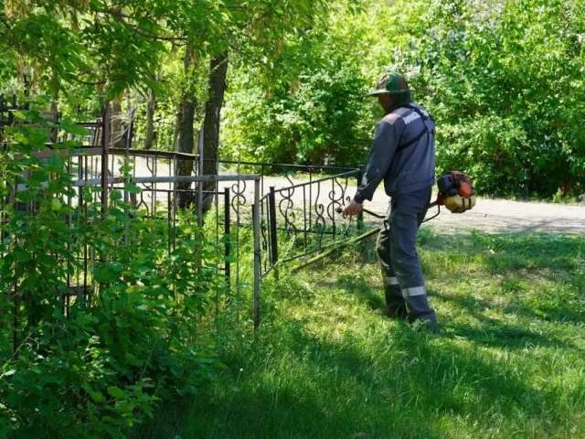 В Оренбурге коммунальщики убираются на кладбищах
