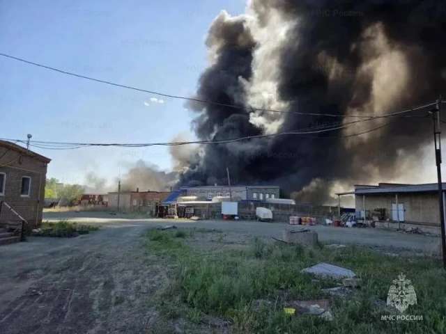 В Орске ликвидировано открытое горение на складе