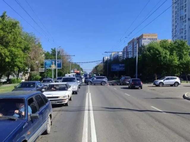 В Оренбурге автомобиль не уступил дорогу мотоциклу: водитель двухколёсного госпитализирован