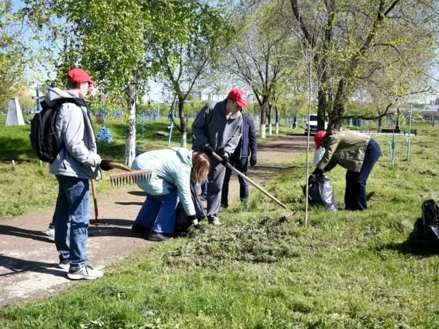В Оренбурге на кладбище у Вечного огня прошел патриотический субботник 