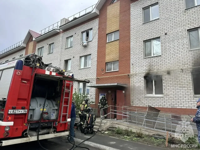 В Орске пожарные вывели шесть человек из задымлённого подъезда