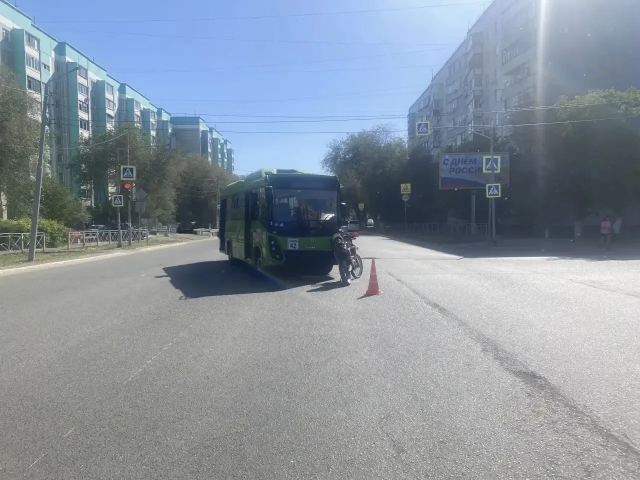 В Оренбурге подросток на мотоцикле проскочил на красный и врезался в автобус