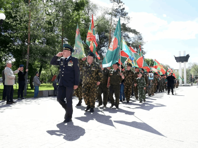 Шествие ветеранов и минута молчания: в Оренбурге отметили День пограничника