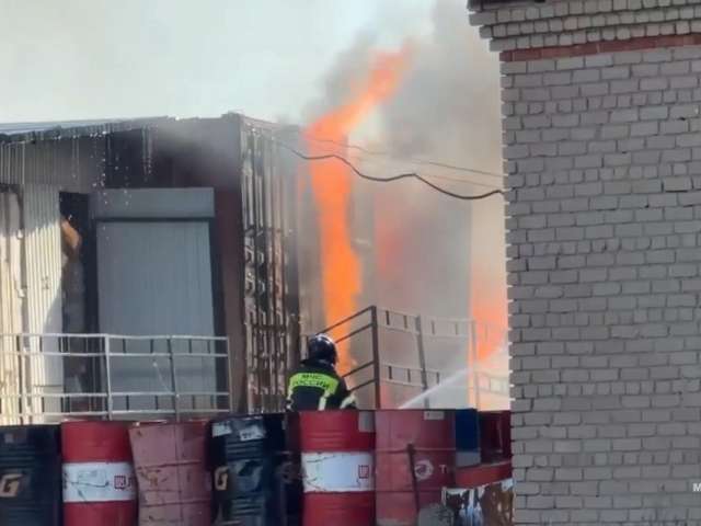 Тушение пожара на складе в Орске — задействовали поезд