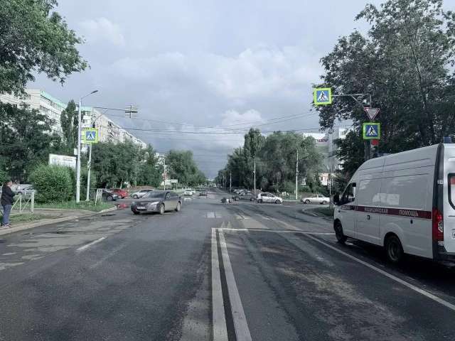  Не уступил дорогу: в Оренбурге под колеса иномарки угодил мопедист