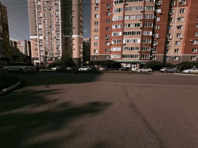 В Оренбурге автомобиль создал помеху в движении для электровелосипедиста. ДТП избежать не удалось