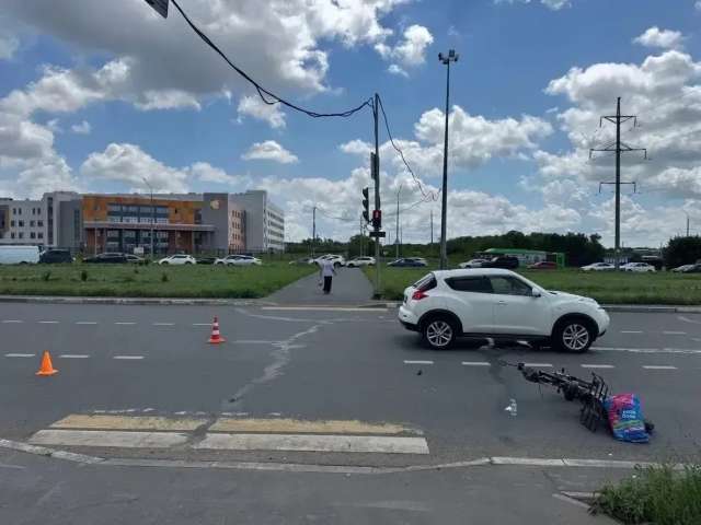  В Оренбурге на пешеходном переходе сбили подростков на самокате