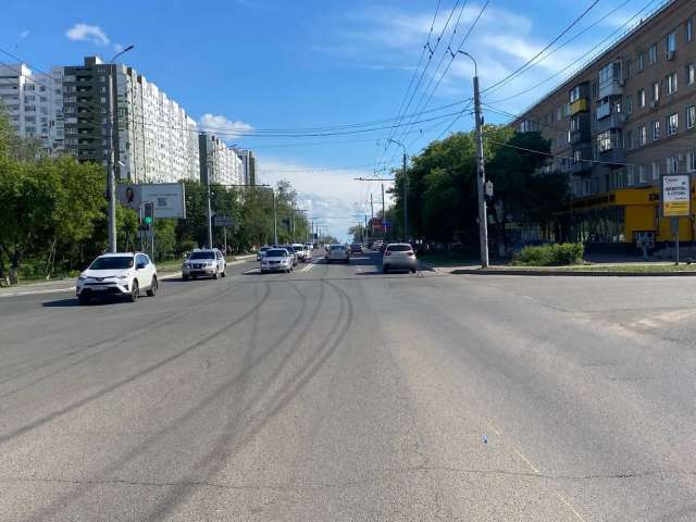 Переходила дорогу на «красный»: в Оренбурге иномарка сбила 11-летнюю девочку