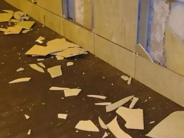  Вандалы разгромили новый подземный переход у «Газовик» 