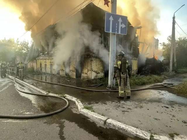  В Оренбурге на ул. Рыбаковской горел нежилой дом
