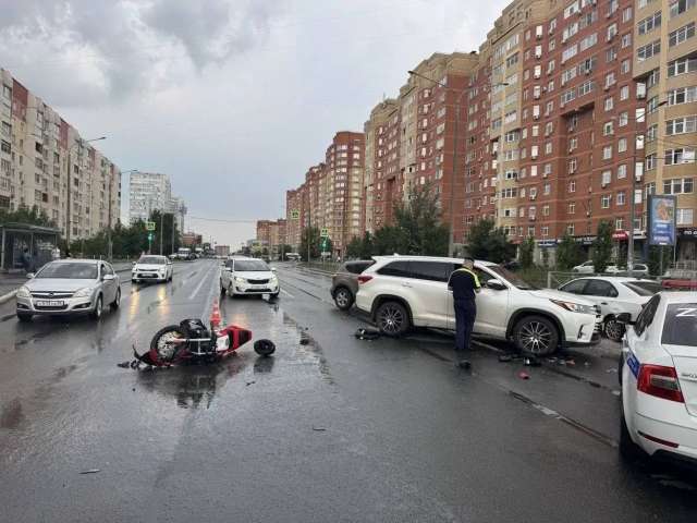 В Оренбурге водитель не уступила дорогу мотоциклисту — мотоциклист госпитализирован