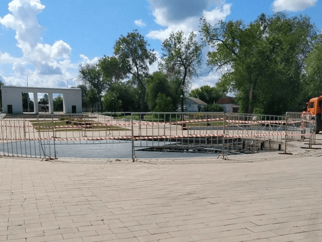В Оренбурге сухой фонтан в парке им. Ленина пострадал от поливочной машины