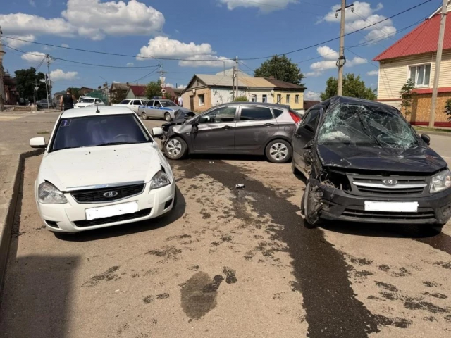 В Бугуруслане столкнулись три автомобиля, есть пострадавшие