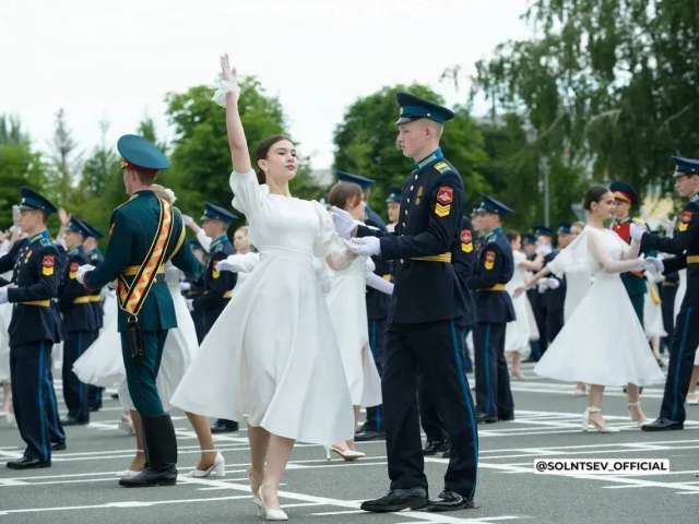 Выпускники Оренбургского президентского училища простились со знаменем