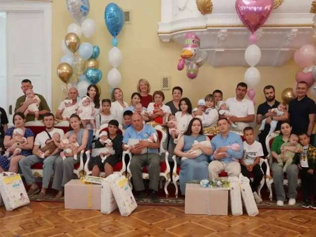 Восемь семей с двойнями и тройней чествовали в Оренбурге