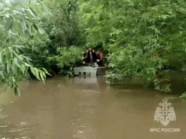 В Бугуруслане спасатели расчищают русло реки после обнаружения затора