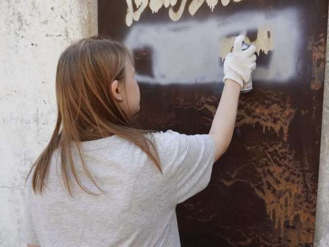 Оренбуржцы очистили фасады зданий от незаконной рекламы