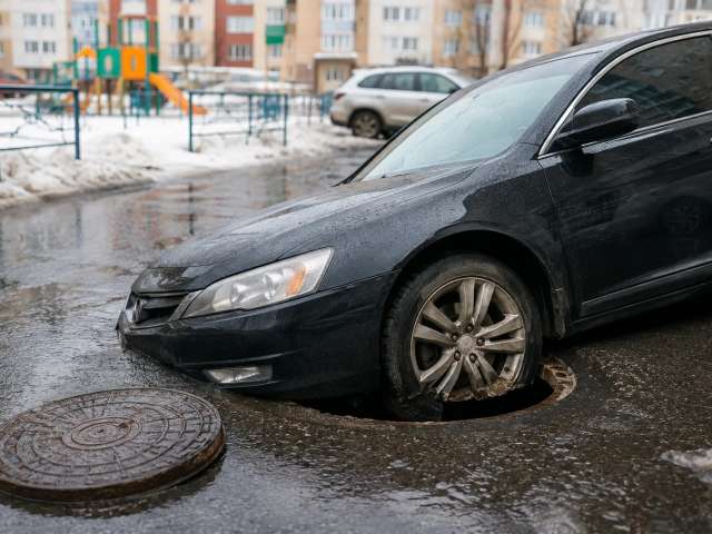 В Оренбурге иномарка провалилась в открытый люк: суд обязал застройщика выплатить компенсацию 