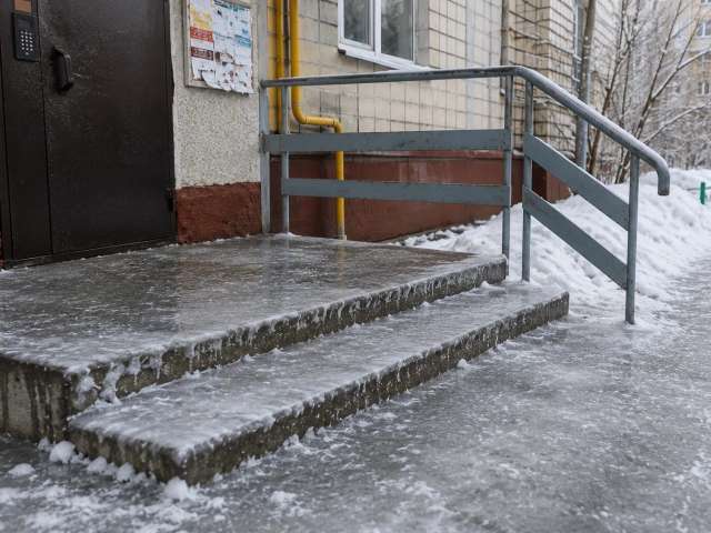  Оренбурженка отсудила у УК 51 тыс. рублей за падение на крыльце