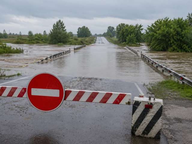 В Оренбургской области из-за дождей закрыт мост и три участка дорог
