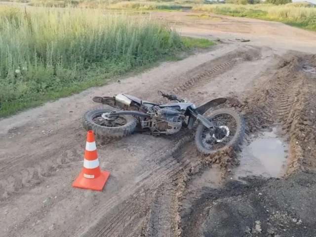 В Оренбурге мотоциклист не справился с управлением и опрокинулся на дороге