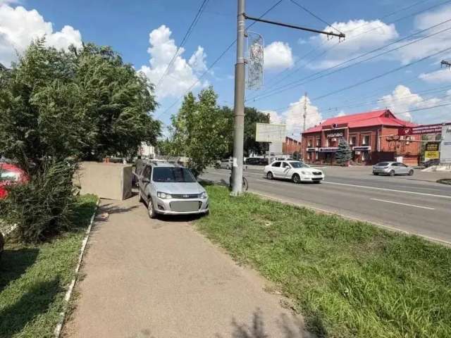 В Оренбурге под колеса авто попал пенсионер. Он переходил дорогу в неположенном месте