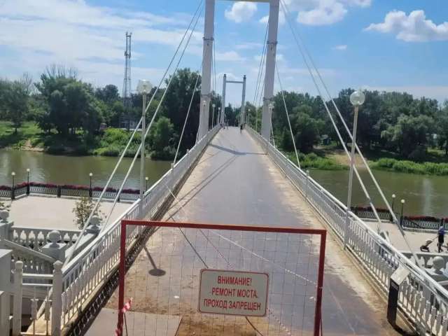  В Оренбурге обновляют пешеходный мост через Урал: работы идут по графику