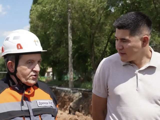 Замглавы Оренбурга проверил ход работ на теплосетях