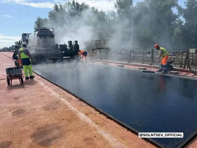 В Оренбурге на мосту через реку Сакмару началась укладка асфальта