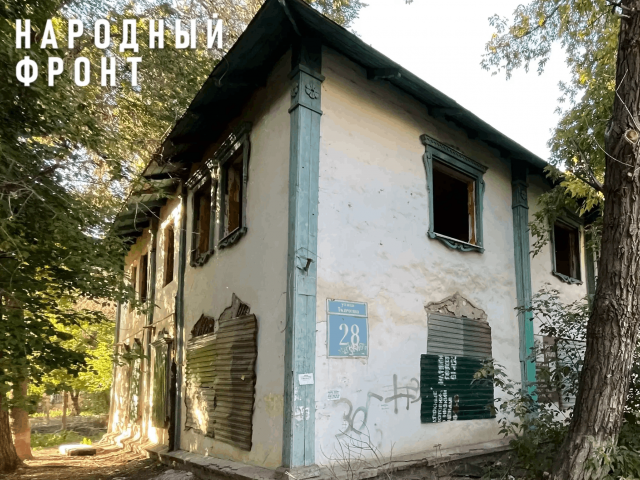 В Оренбурге демонтируют заброшенный дом, ставший местом игр детей