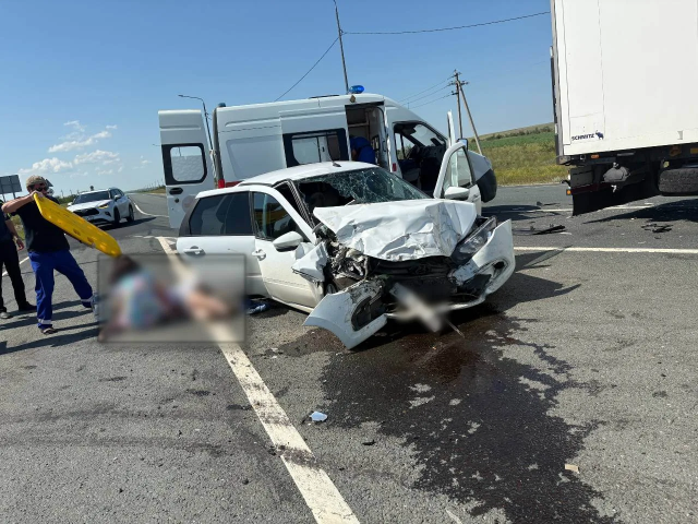В Акбулакском районе легковушка врезалась в фуру, пострадали два человека