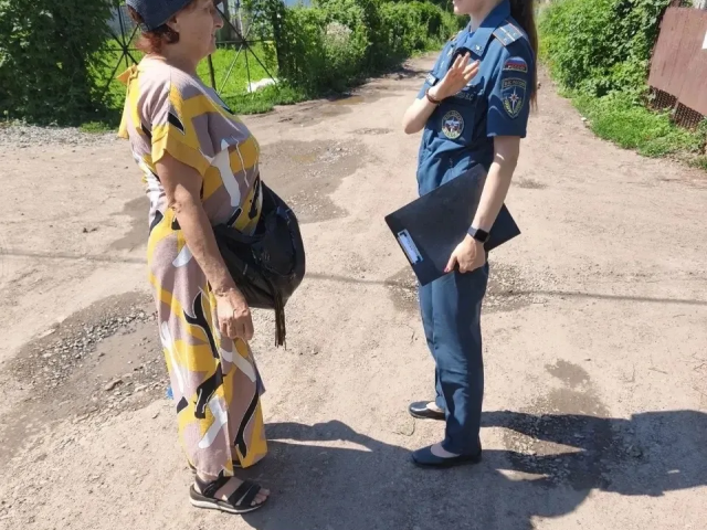 В Оренбурге инспекторы МЧС провели противопожарные беседы с жителями частного сектора