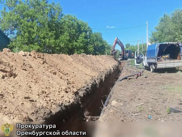 Прокуратура добилась замены аварийного водопровода в Кваркенском районе