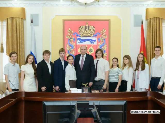 Выпускники-стобалльники встретились с губернатором Оренбуржья