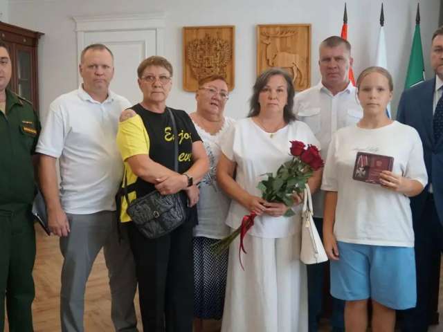 Участнику СВО из Бузулука Виталию Варзину вручили орден Мужества